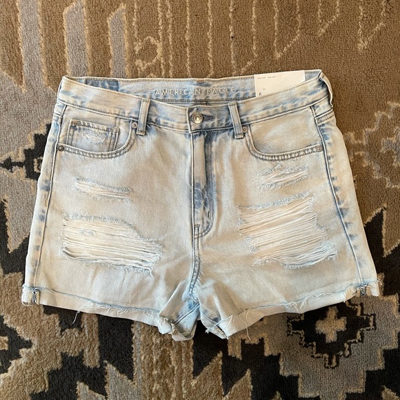American Eagle Outfitters Pants - NWT 🤍 American Eagle High Rise Mom Short